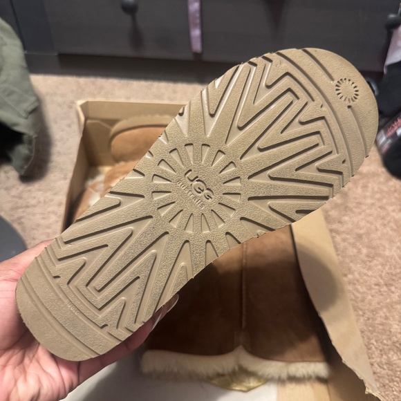 UGG Bailey Button - Picture 2 of 7